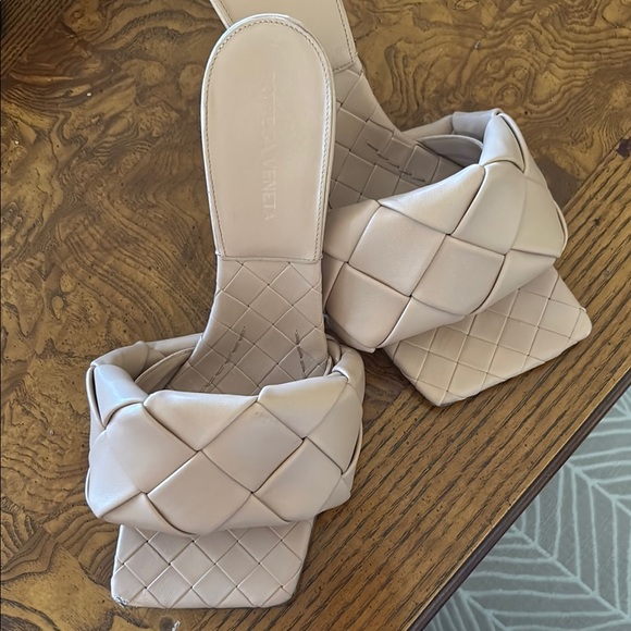 🌸🌺Bottega Veneta 🌸🌺 Tan Leather Heels with Woven Design - Picture 4 of 16